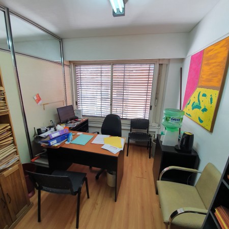 Amplio Dpto. con Recepcion ,6 oficinas, cocina y 3 baños