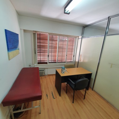 Amplio Dpto. con Recepcion ,6 oficinas, cocina y 3 baños