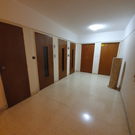 Amplio Dpto. con Recepción ,6 oficinas, cocina y 3 baños