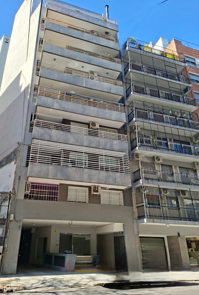 Amplio y luminoso Depto. 2 ambientes con Balcon. a Pulmon abierto Excel. Ubicacon