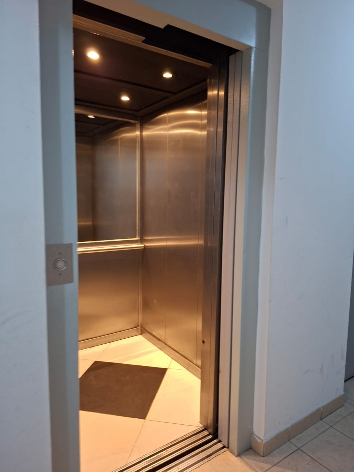 Amplio y luminoso Depto. 2 ambientes con Balcon. a Pulmon abierto Excel. Ubicacon