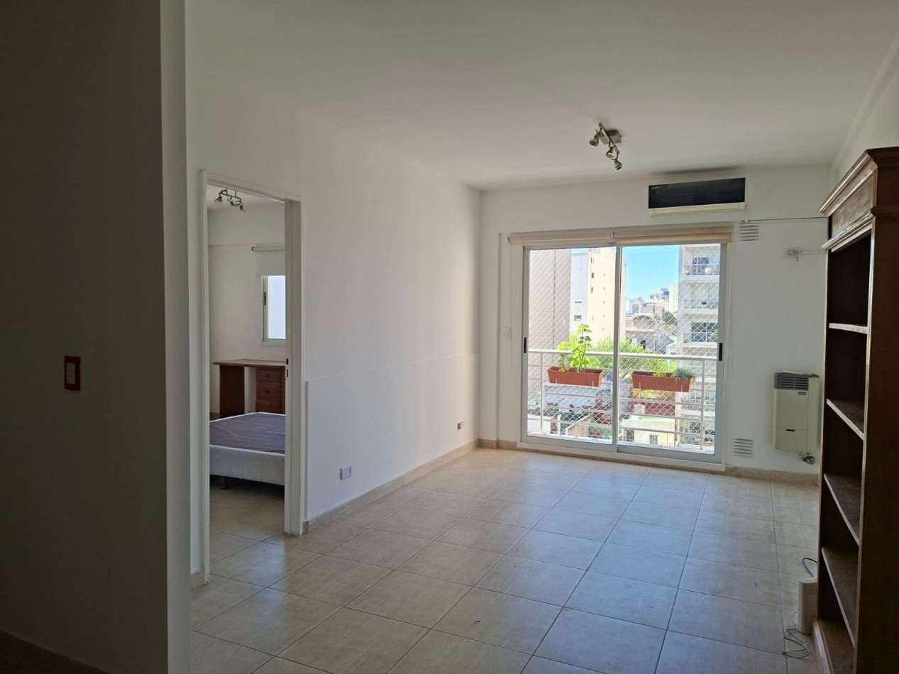 Amplio y luminoso Depto. 2 ambientes con Balcon. a Pulmon abierto Excel. Ubicacon