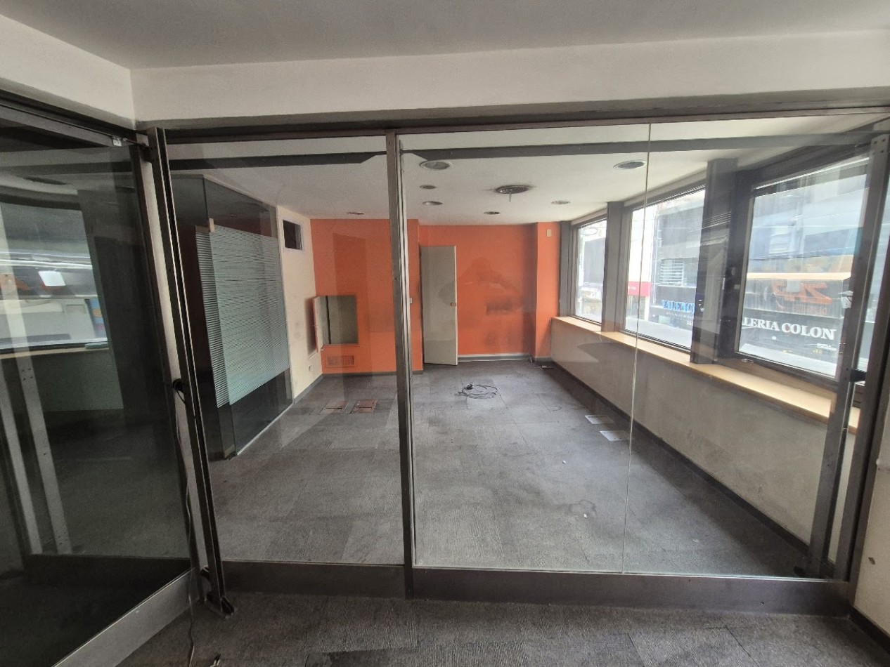 Amplia Oficina de 170 m2 sobre Florida con cocheras