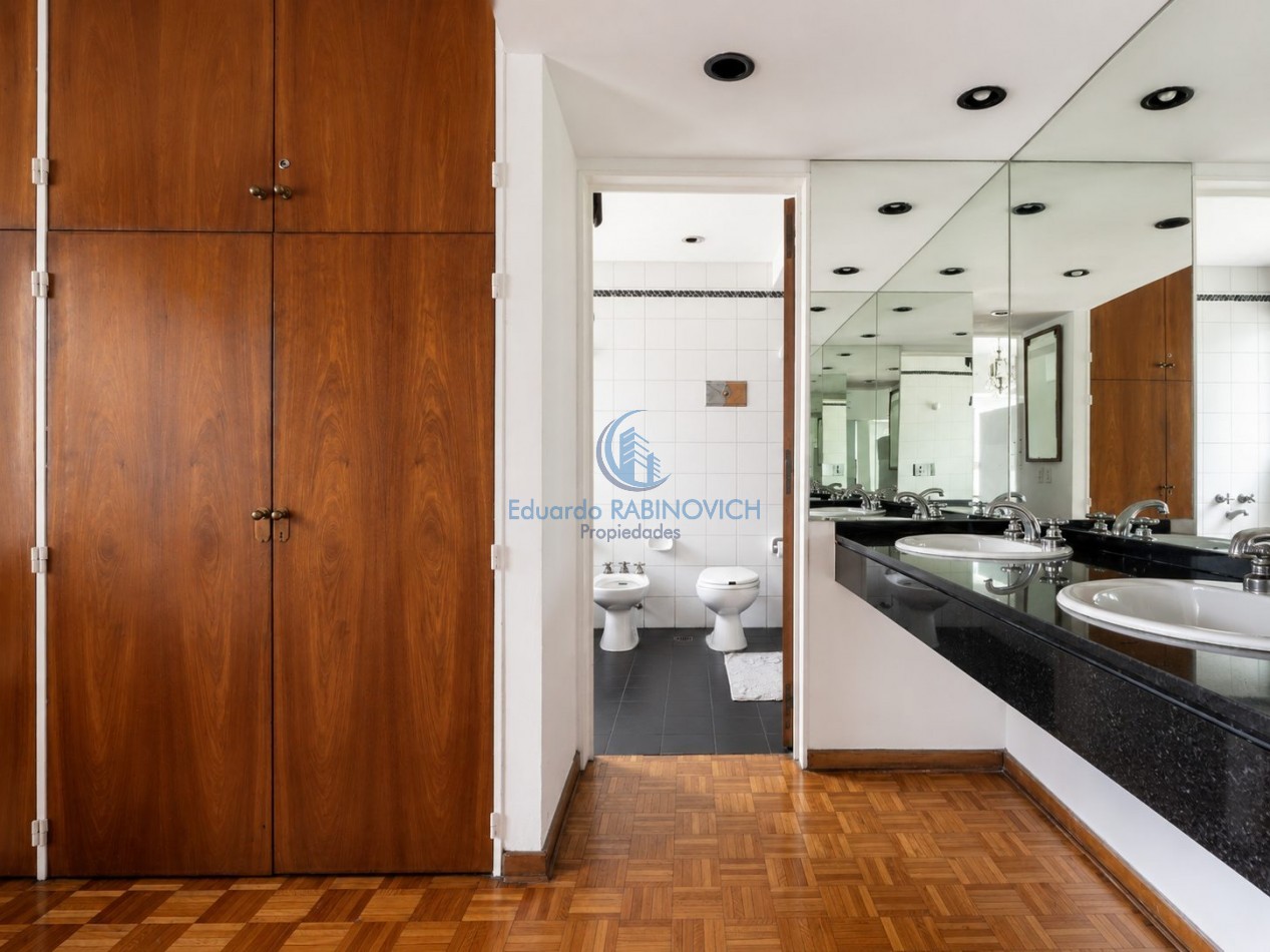 Venta de Soberbio Semipiso de 8 ambientes en Iconica Torre de la ciudad 