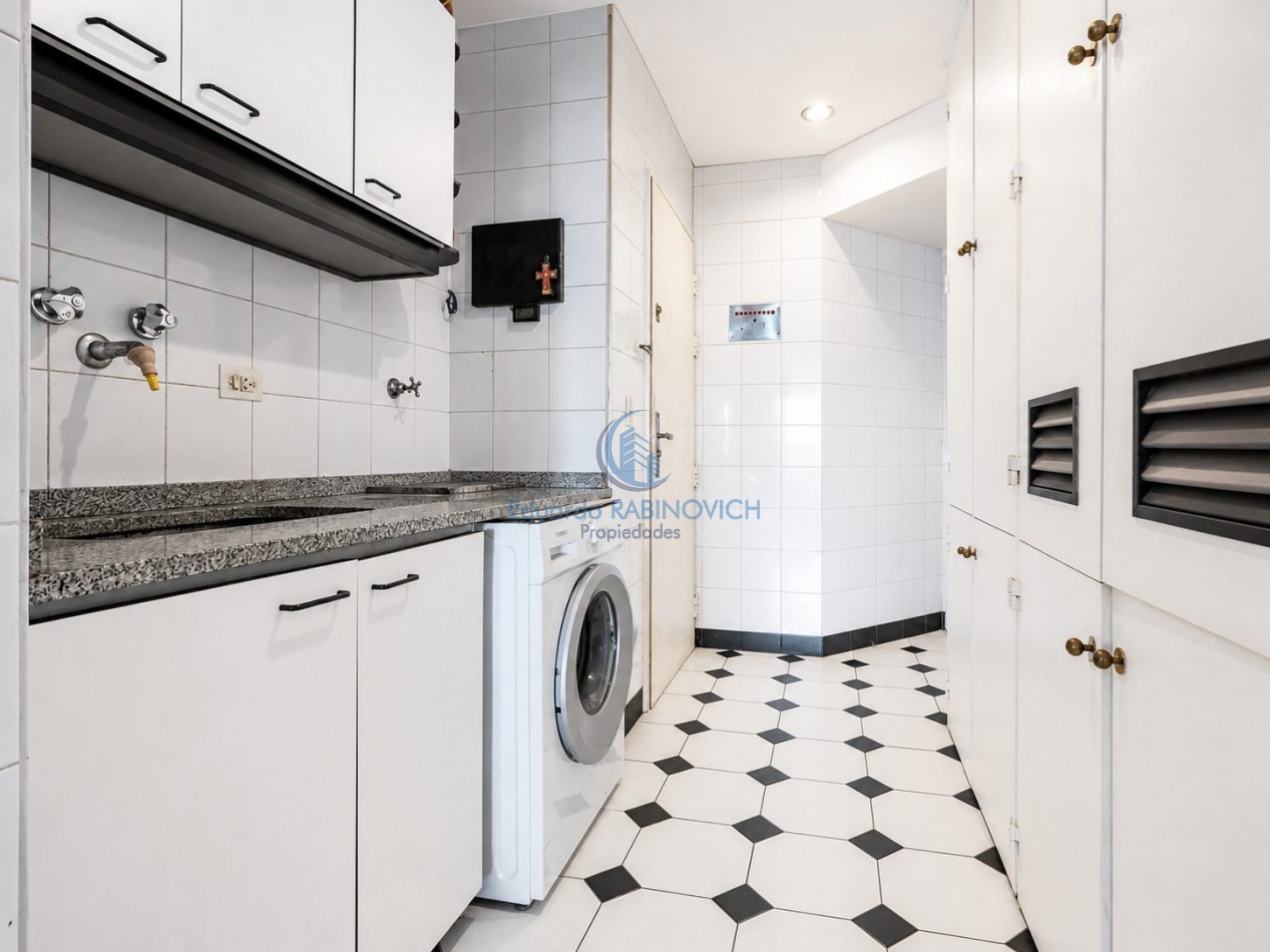 Venta de Soberbio Semipiso de 8 ambientes en Iconica Torre de la ciudad 