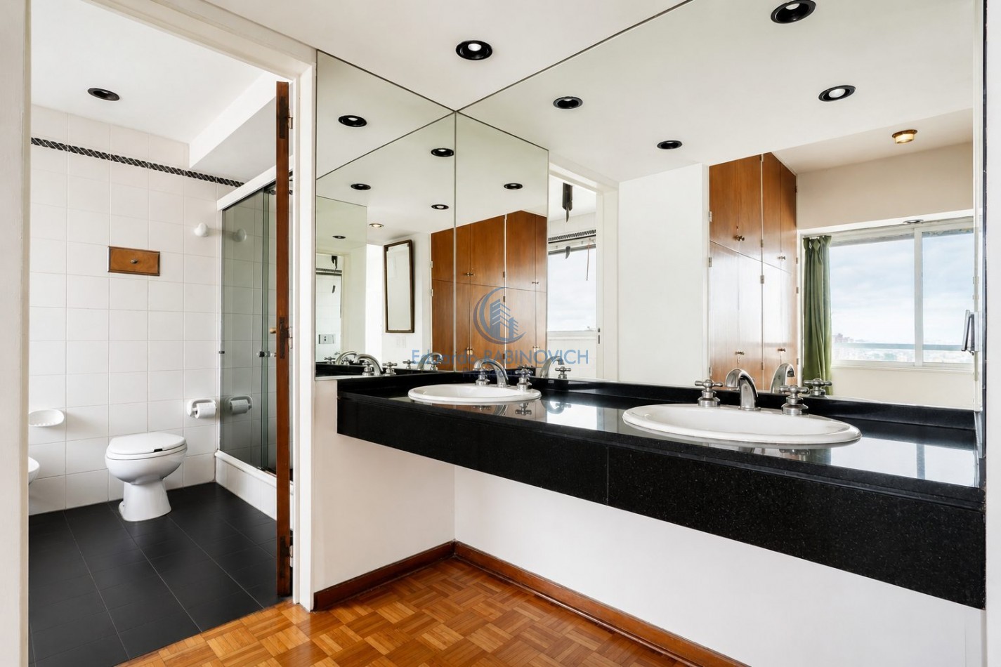 Venta de Soberbio Semipiso de 8 ambientes en Iconica Torre de la ciudad 