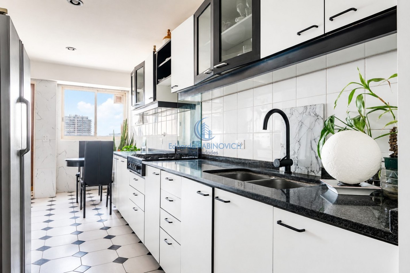 Venta de Soberbio Semipiso de 8 ambientes en Iconica Torre de la ciudad 