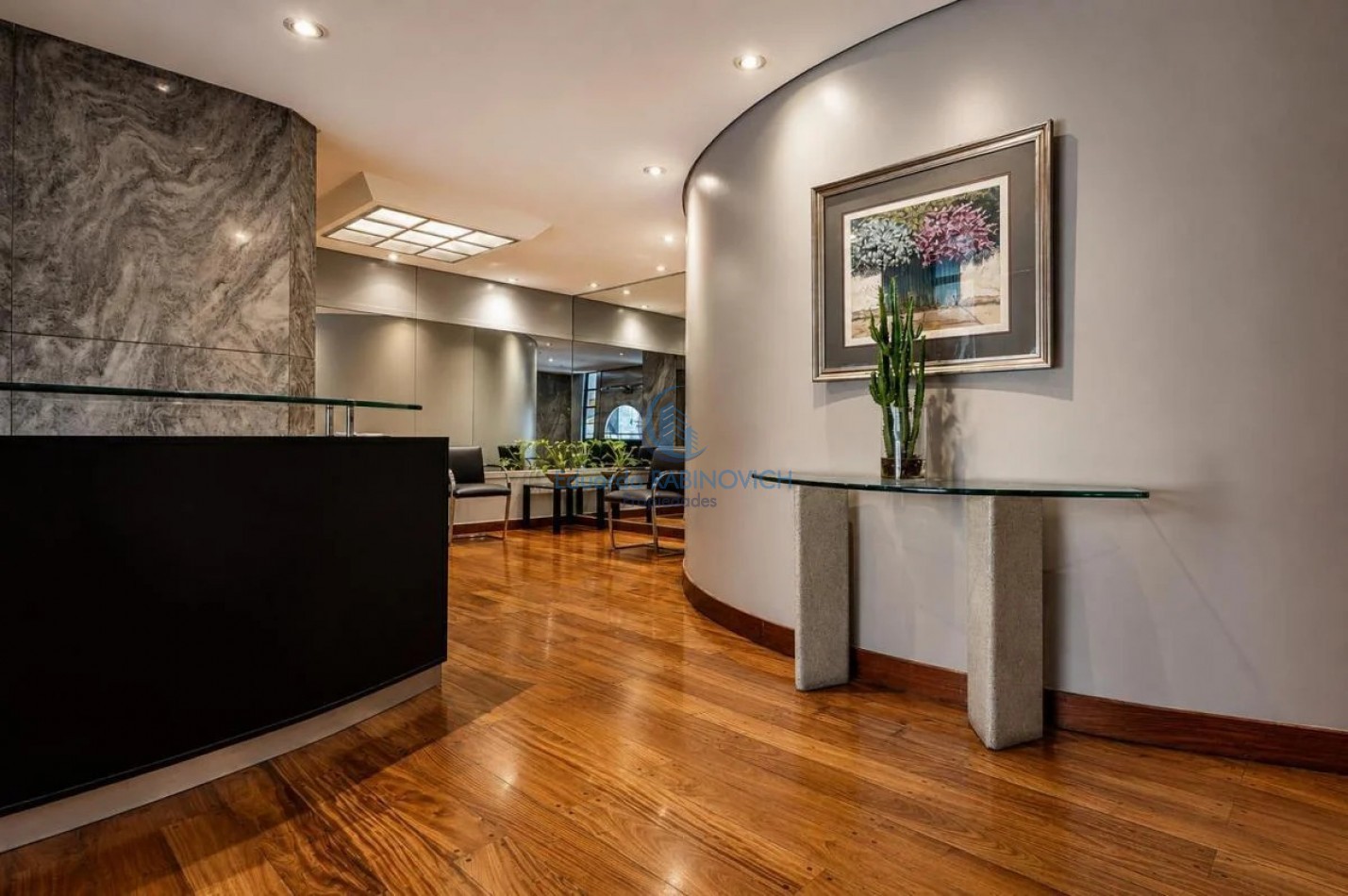 Venta de Soberbio Semipiso de 8 ambientes en Iconica Torre de la ciudad 