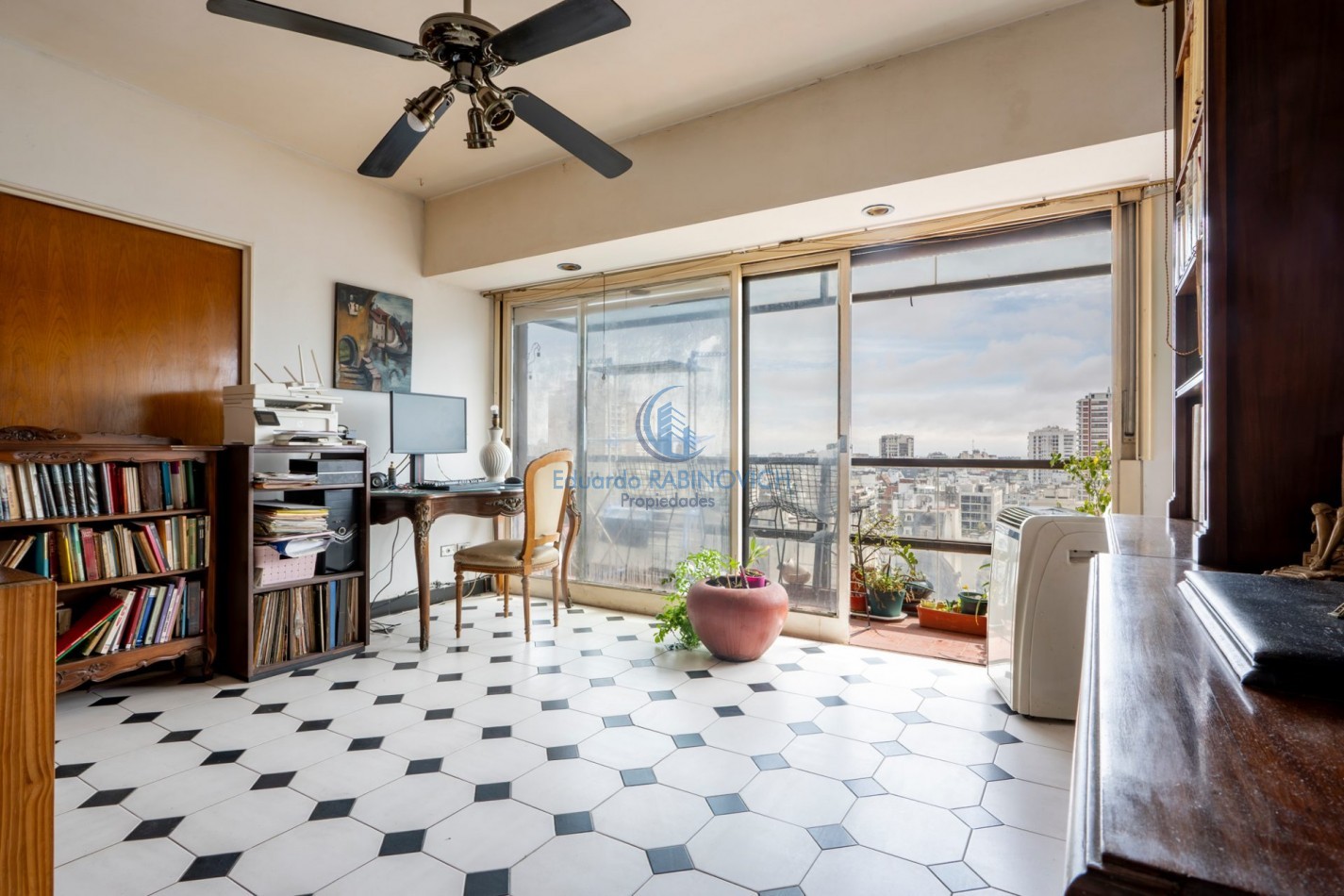 Venta de Soberbio Semipiso de 8 ambientes en Iconica Torre de la ciudad 