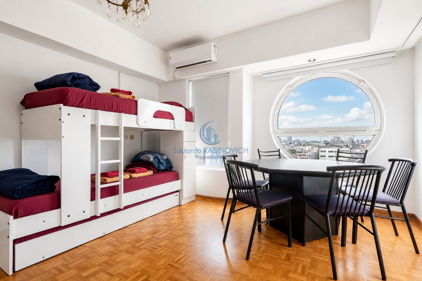 Venta de Soberbio Semipiso de 8 ambientes en Iconica Torre de la ciudad 