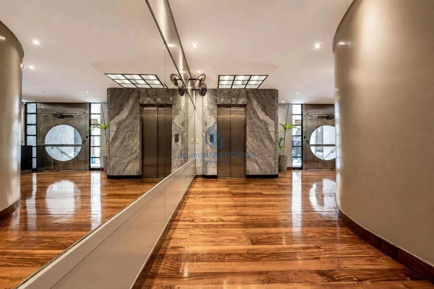Venta de Soberbio Semipiso de 8 ambientes en Iconica Torre de la ciudad 
