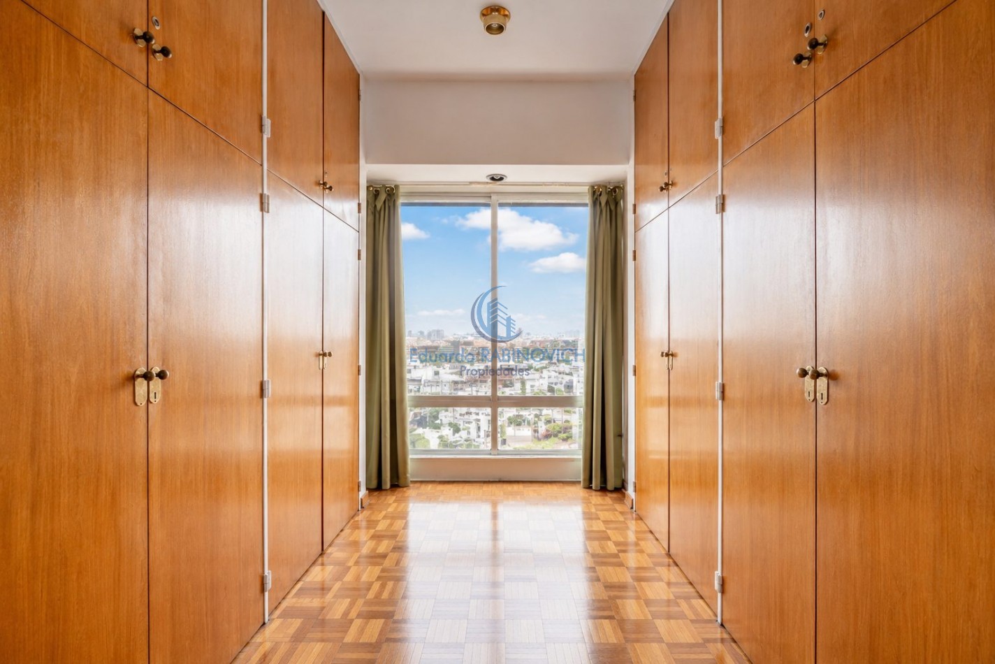 Venta de Soberbio Semipiso de 8 ambientes en Iconica Torre de la ciudad 