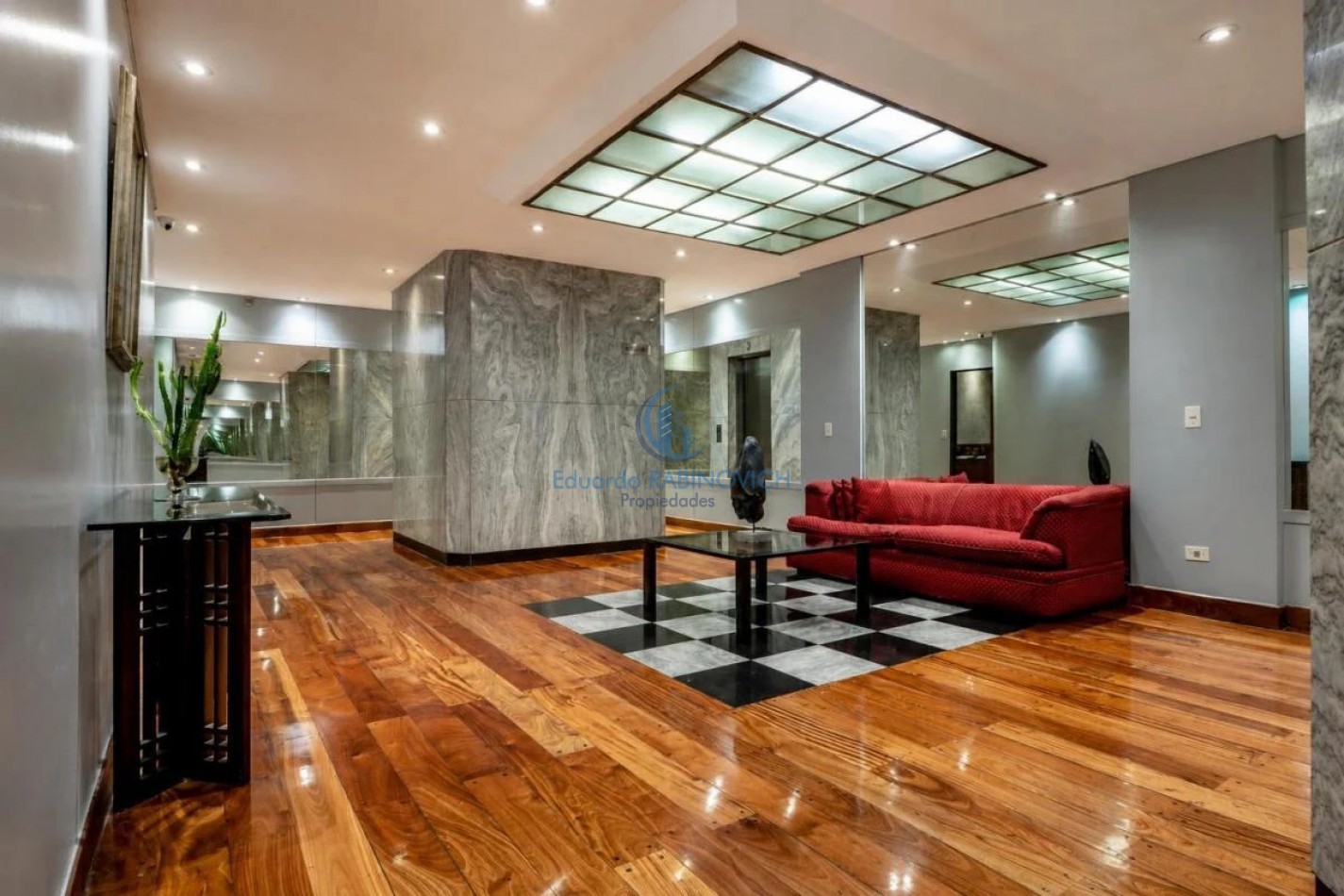 Venta de Soberbio Semipiso de 8 ambientes en Iconica Torre de la ciudad 
