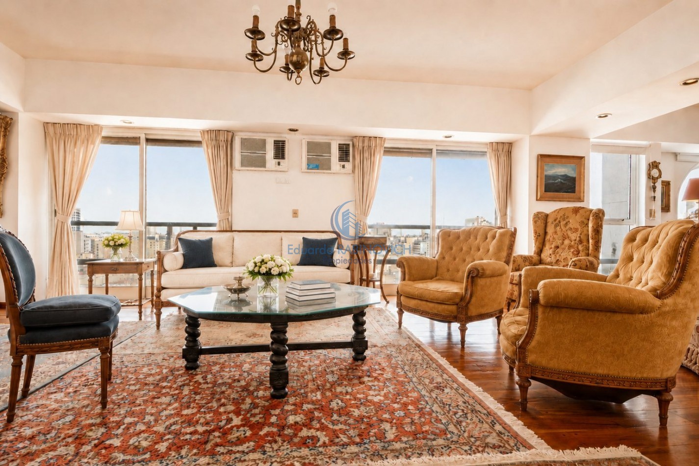 Venta de Soberbio Semipiso de 8 ambientes en Iconica Torre de la ciudad 