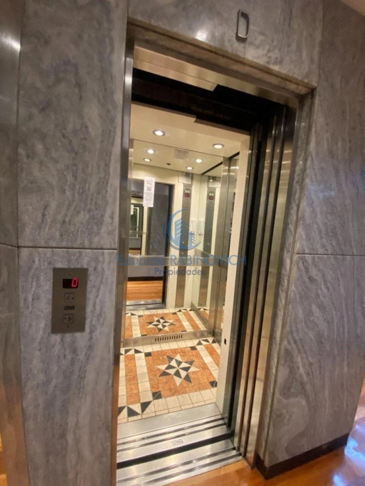 Venta de Soberbio Semipiso de 8 ambientes en Iconica Torre de la ciudad 